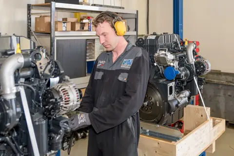 Buitenboord motor onderdelen werkplek marant motortechniek